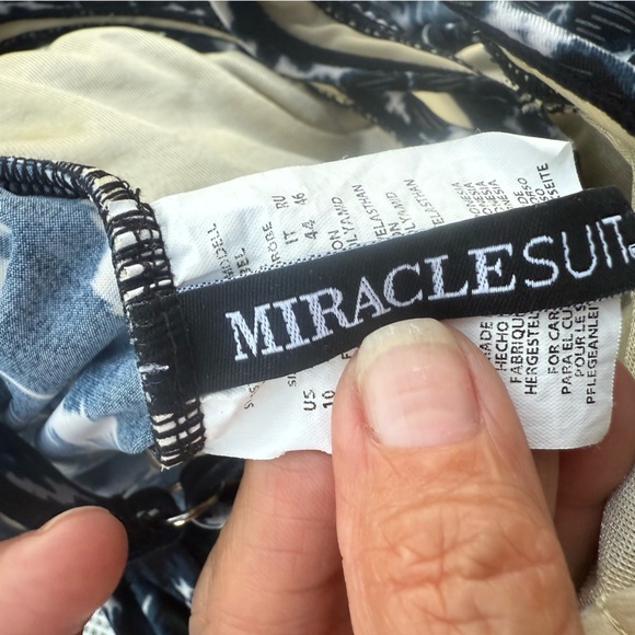 NWOT MIRACLESUIT WOMENS SIZE 10 Black and White Patterned Swimsuit - Picture 4 of 9